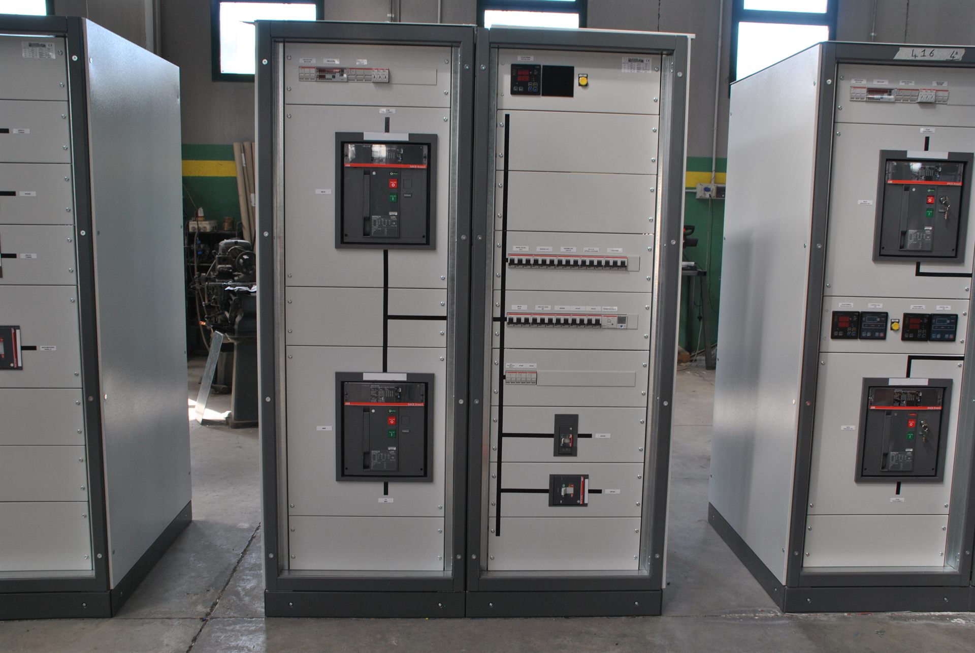 Quadri elettrici con interruttori aperti ABB Emax in officina