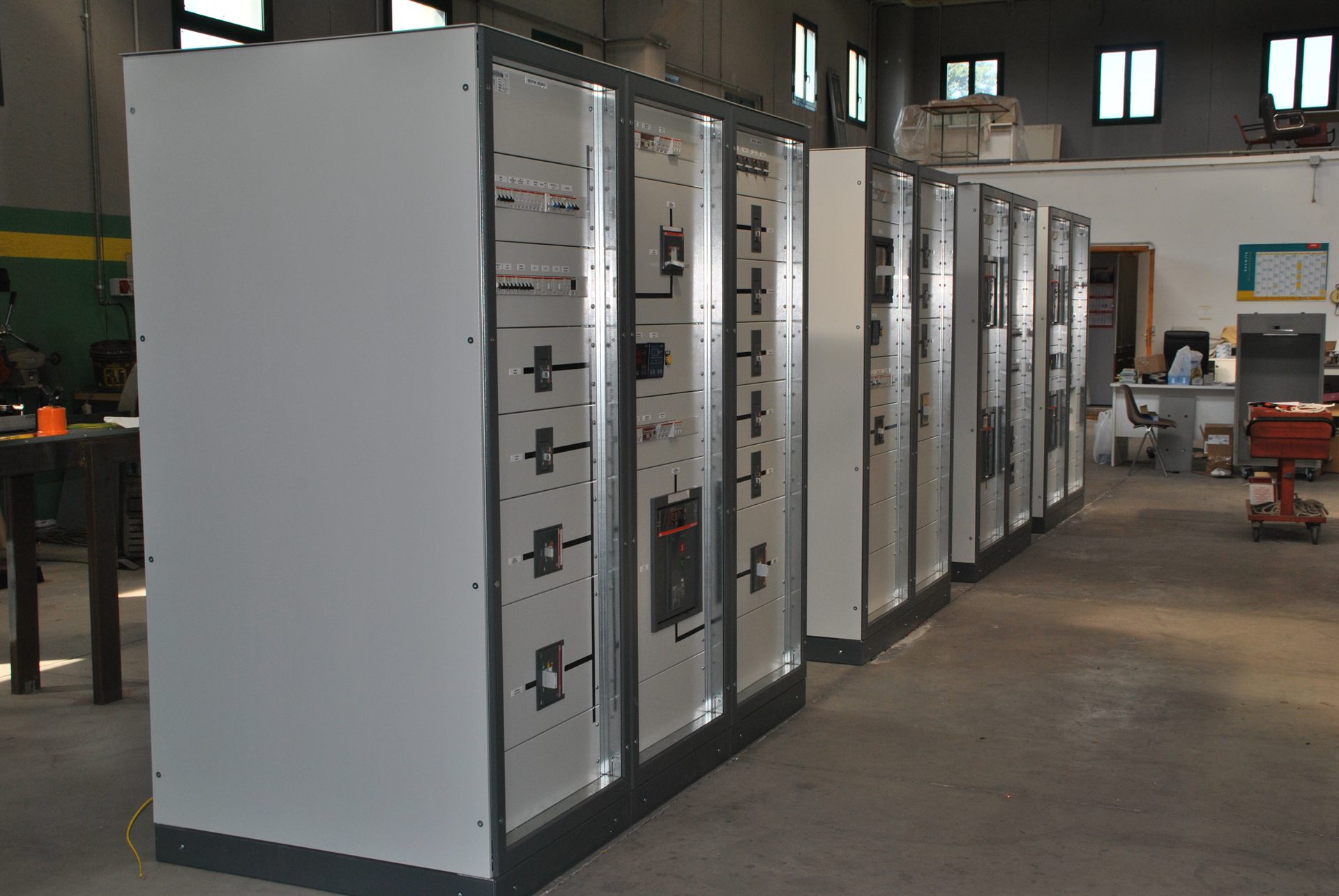 Fila di quadri elettrici BT ultimati nell'officina Polipanel