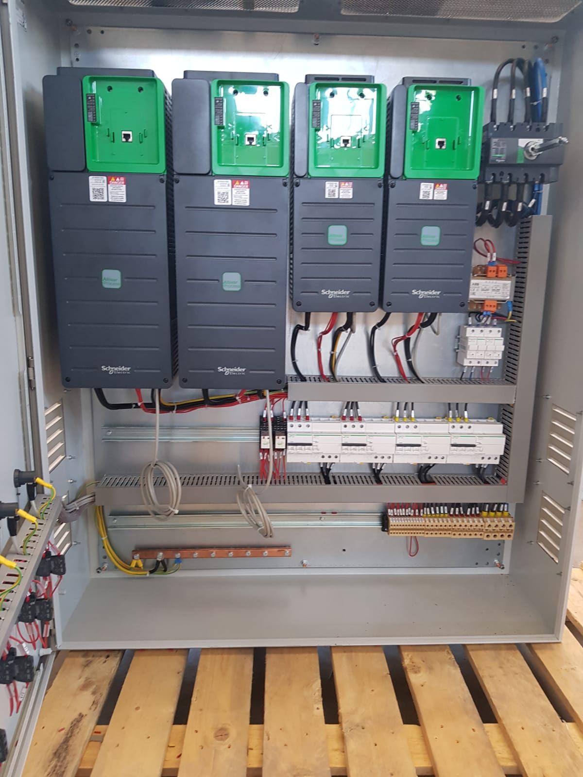 Interno di un quadro con inverter Schneider Altivar per automazione di processo