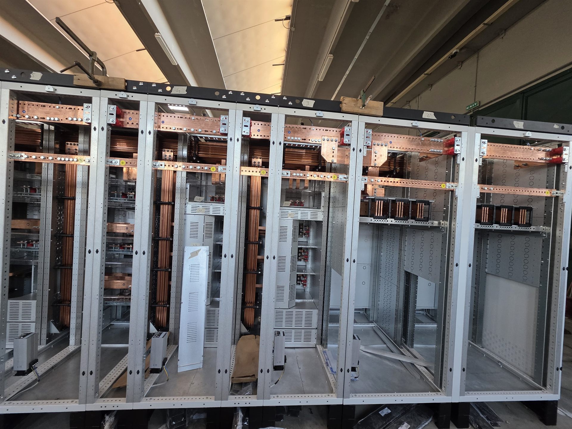 Carpenterie di quadri elettrici con sistemi di sbarre in rame in lavorazione
